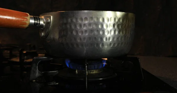 Ανάφλεξη της θερμότητας κάτω από την κατσαρόλα στην κουζίνα — Φωτογραφία Αρχείου