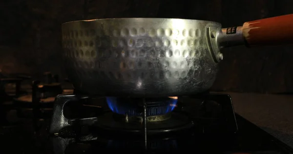 Ignition of the heat under the pot in the kitchen — Fotografia de Stock