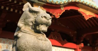 Tokyo Panning 'deki Kanda Tapınağı' nda heykel bekçi köpeği.