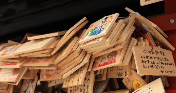 Votive tabletter vid Kanda myojin helgedom i Tokyo tilt — Stockvideo