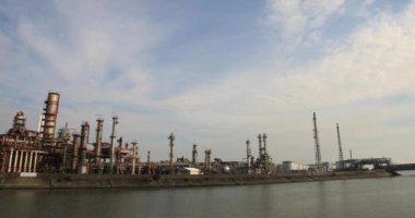 Yokkaichi Mie Japonya 'daki sanayi bölgesinde fabrika.