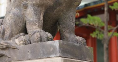 Tokyo 'daki Kanda Tapınağı' nda heykel köpeği.