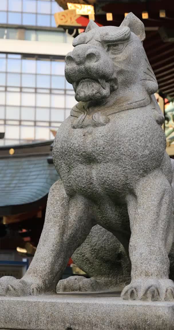 Άγαλμα φύλακας σκύλος στο ιερό Kanda στο Τόκιο κάθετη βολή — Αρχείο Βίντεο