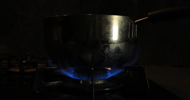 Mutfaktaki tencerenin altındaki sıcaklığın ateşlenmesi. — Stok video