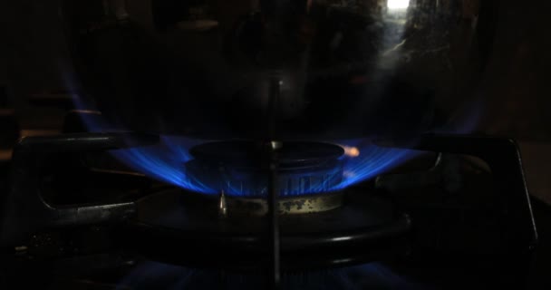 Ignition of the heat under the pot in the kitchen — Video Stock