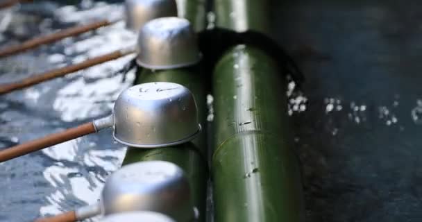 Purification trough at Kanda shrine in Tokyo closeup — стоковое видео