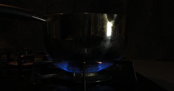 Ignition of the heat under the pot in the kitchen — Vídeo de stock