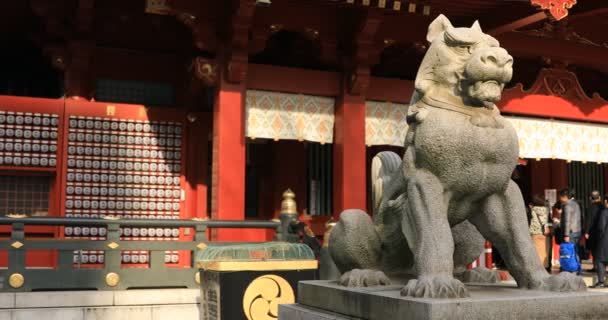 Statue guardian dog at Kanda shrine in Tokyo panning — Vídeos de Stock