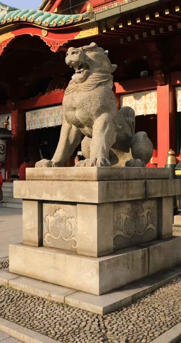 Patung anjing penjaga di kuil Kanda di Tokyo vertikal ditembak — Stok Video