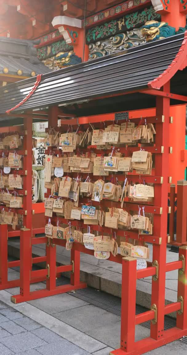 Votive tablets at Kanda myojin shrine in Tokyo vertical shot — Vídeo de Stock