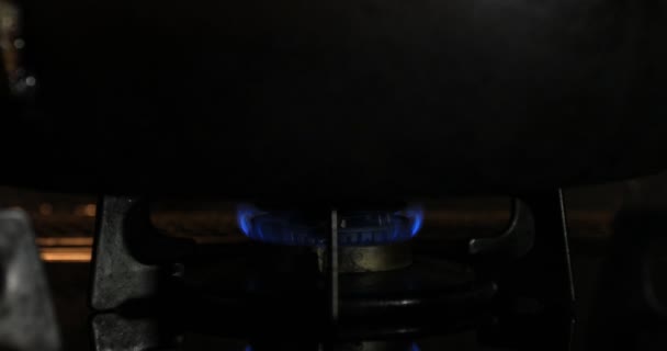 厨房锅下的热量点火 — 图库视频影像