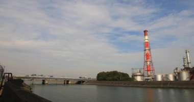 Yokkaichi Mie Japonya 'daki sanayi bölgesinde fabrika.