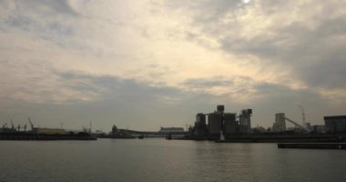 Yokkaichi Mie Japonya 'daki sanayi bölgesinde fabrika.