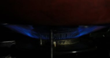 Mutfakta tava altında ısı Ateşleme