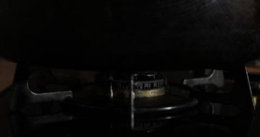 Mutfakta tava altında ısı Ateşleme