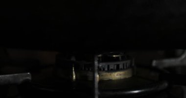 Mutfakta tava altında ısı Ateşleme