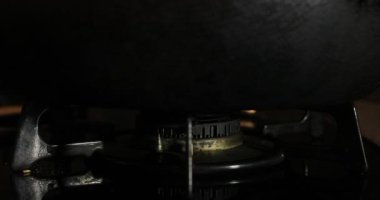 Mutfakta tava altında ısı Ateşleme