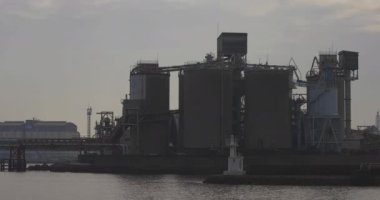 Yokkaichi Mie Japonya 'daki sanayi bölgesinde fabrika.