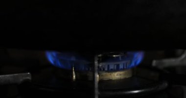 Mutfakta tava altında ısı Ateşleme