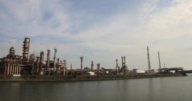 Yokkaichi Mie Japonya 'daki sanayi bölgesinde fabrika.