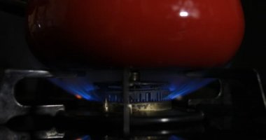 Mutfaktaki tencerenin altındaki sıcaklığın ateşlenmesi.