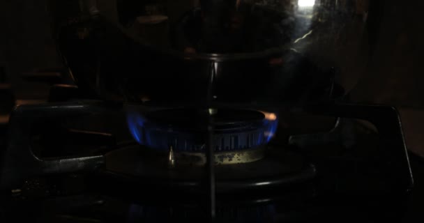 Encendido del calor debajo de la olla de plata en la cocina — Vídeos de Stock