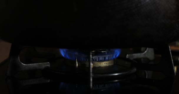 Mutfakta tava altında ısı Ateşleme — Stok video
