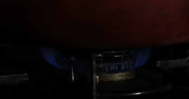 स्वयंपाकघरात लाल पॅन अंतर्गत उष्णतेचे प्रज्वलन — स्टॉक व्हिडिओ