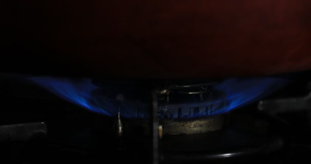 Zapłon ciepła pod patelnią w kuchni — Wideo stockowe
