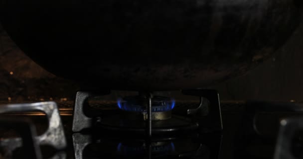 Зажигание тепла под воком на кухне — стоковое видео