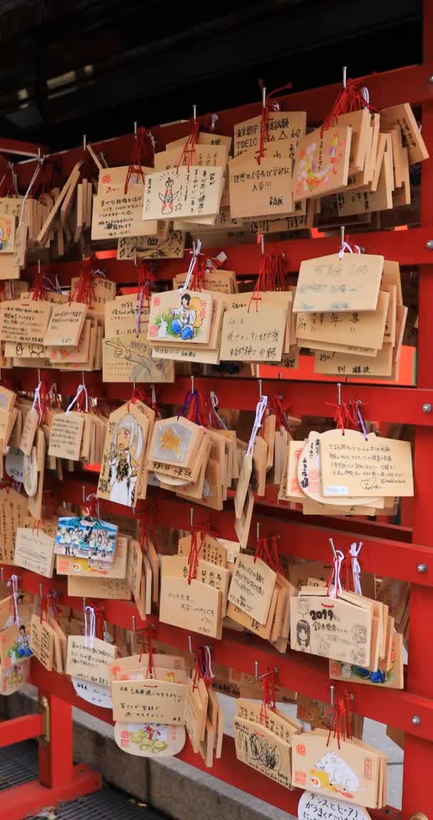 Tokyo 'daki Kanda miyojin tapınağındaki adak tabletleri dikey çekim — Stok video