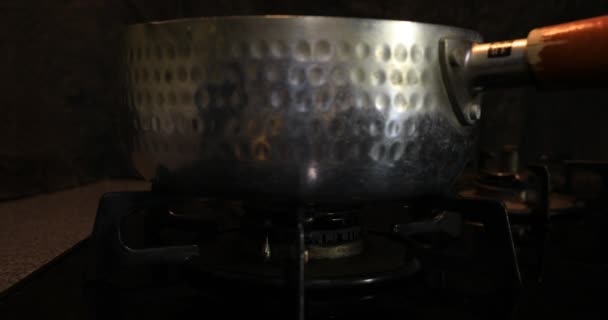 Ανάφλεξη της θερμότητας κάτω από την κατσαρόλα στην κουζίνα — Αρχείο Βίντεο