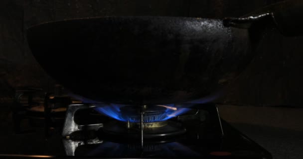 Accensione del calore sotto il wok in cucina — Video Stock