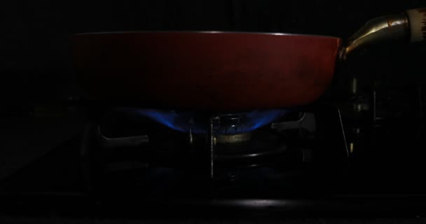 Antändning av värmen under pannan i köket — Stockvideo