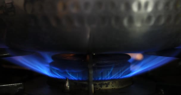 Zapłon ciepła pod garnkiem w kuchni — Wideo stockowe