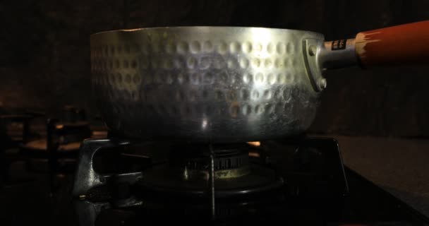 Ignition of the heat under the pot in the kitchen — Stock videók