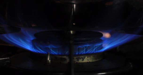 Запалювання тепла під горщиком на кухні — стокове відео
