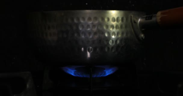 Encendido del calor debajo de la olla en la cocina — Vídeo de stock