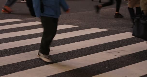 Procházkové části těla v noci přes Shibuya — Stock video