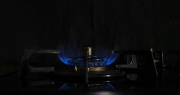 Allumage de la chaleur dans la cuisine — Video