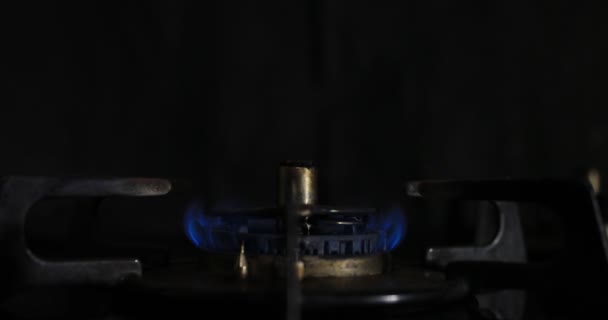 Gyújtás a hő a konyhában — Stock videók
