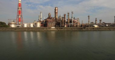 Yokkaichi Mie Japonya 'daki sanayi bölgesinde fabrika.