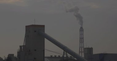 Yokkaichi Mie Japonya 'daki sanayi bölgesinde fabrika.