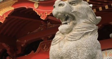 Tokyo 'daki Kanda Tapınağı' nda heykel köpeği.
