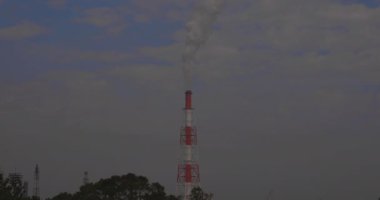 Yokkaichi Mie Japonya 'daki sanayi bölgesinde fabrika.