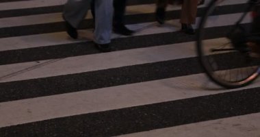 Shibuya geçidinde yürüyen insanların vücut parçaları gece