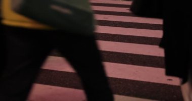 Shibuya geçidinde yürüyen insanların vücut parçaları gece