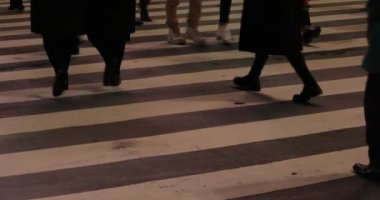 Shibuya geçidinde yürüyen insanların vücut parçaları gece
