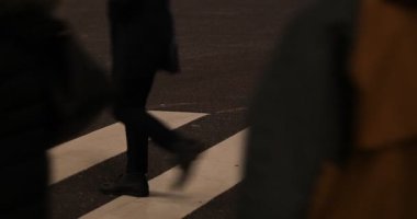 Shibuya geçidinde yürüyen insanların vücut parçaları gece