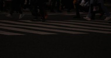 Shibuya geçidinde yürüyen insanların vücut parçaları gece